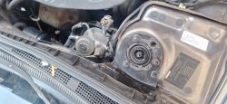 Zdjęcie silnika samochodu Mazda 6 z 2005 roku, z widocznym elementem metalowym i oznaczeniem producenta.