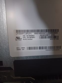 Etykieta matrycy z numerami seryjnymi na laptopie Lenovo IdeaPad 3 15ARH05.