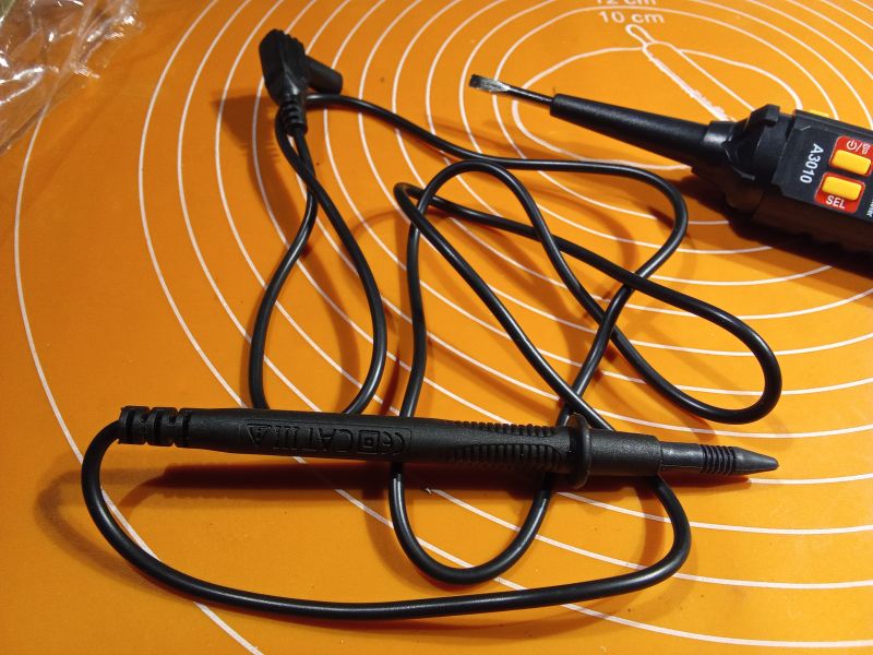 Miernik w kształcie wkrętaka z przewodem pomiarowym