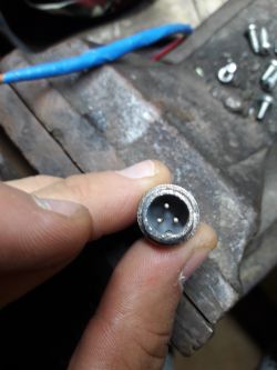 Jak połączyć 4 kabelki z 3 pinami ładowania w desce?