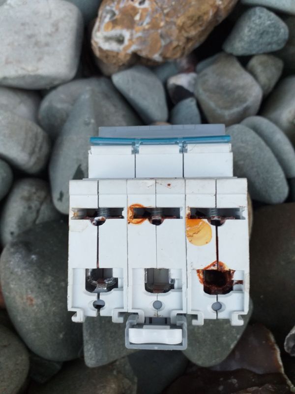 Voltage Absence in B25 Overcurrent Circuit Breaker: A Look into 3-Phase Power Failure
