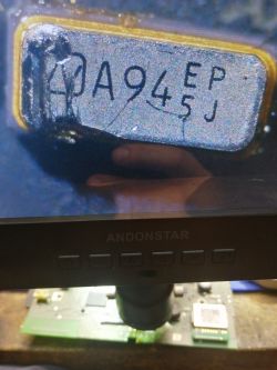 Zbliżenie na uszkodzony rezonator kwarcowy w systemie MIB STD2.