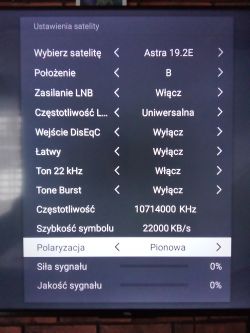 Zdjęcie ekranu telewizora pokazujące menu ustawień satelitarnych.