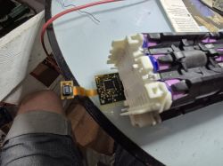 Naprawa baterii Bosch PowerTube 625 z widocznym BMS i połączeniami.