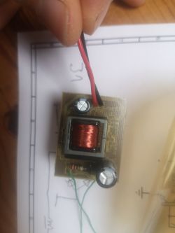 Latarka wykorzystująca panel diod z "żarówki LED" zasilana z 2 baterii