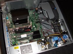 Wnętrze komputera Dell Precision T3600 z widoczną płytą główną BTX i złączeniami.
