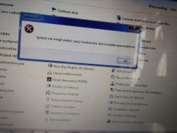 Komunikat błędu „System nie mógł znaleźć opcji środowiska, która została wprowadzona.” na tle Panelu sterowania Windows.
