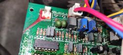 Zbliżenie płytki PCB z przypaloną ścieżką i uszkodzonymi elementami elektronicznymi