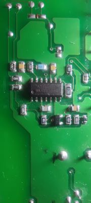 Zbliżenie na zieloną płytkę drukowaną z różnymi elementami elektronicznymi.