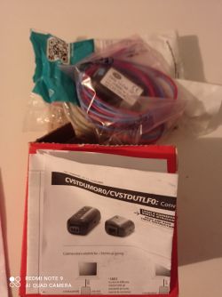 Zdjęcie konwertera CVSTDUMOR0 z opakowaniem i instrukcją.