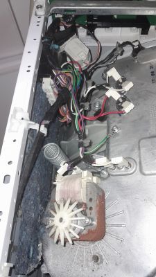 Widok wnętrza pralko-suszarki Beko z widocznymi przewodami i komponentami elektrycznymi.