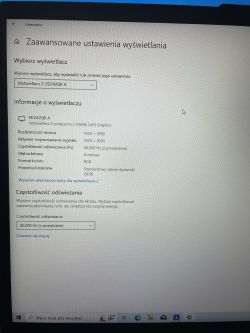 Ustawienia zaawansowane wyświetlania na laptopie z podłączonym monitorem zewnętrznym.