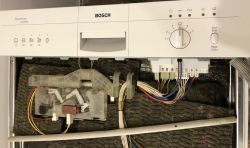 Panel sterujący zmywarki marki Bosch z odkrytą wewnętrzną częścią instalacji.