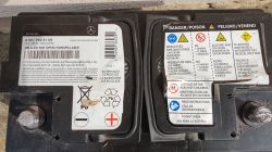 Zbliżenie na etykietę akumulatora Mercedes z ostrzeżeniami i kodem kreskowym.