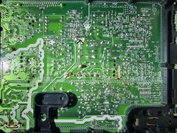Widok płyty głównej z układami elektronicznymi i ścieżkami.