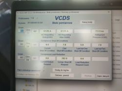 Ekran laptopa z VCDS: bloki pomiarowe klimatyzacji, zawór N280 i ciśnienie czynnika 15,0 bar