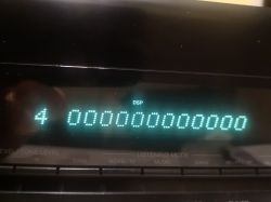 Wyświetlacz amplitunera pokazujący numer 4 i ciąg zer z oznaczeniem DSP.