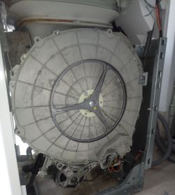 Koło pasowe pralki Whirlpool AWE 6519/P z widocznymi uszkodzeniami.