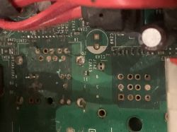 Zbliżenie na płytę główną konsoli X360 z brakującymi portami USB i Ethernet.