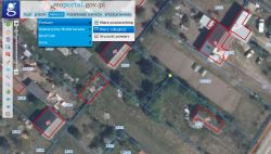 Zrzut ekranu z aplikacji Geoportal pokazujący mapę satelitarną z zaznaczonymi granicami działek oraz narzędzia pomiarowe.