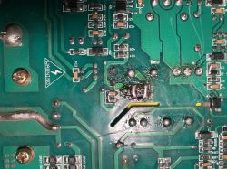 Spalona płytka drukowana z elektroniką.