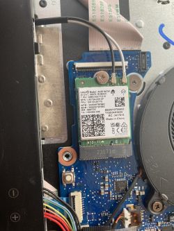 Moduł Intel AX201NGW zainstalowany na płycie głównej laptopa