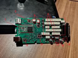 Płytka drukowana interfejsu diagnostycznego z oznaczonymi i ponumerowanymi elementami elektronicznymi.