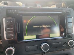 Car infotainment unit showing “Démarrage téléphone...” message on the screen