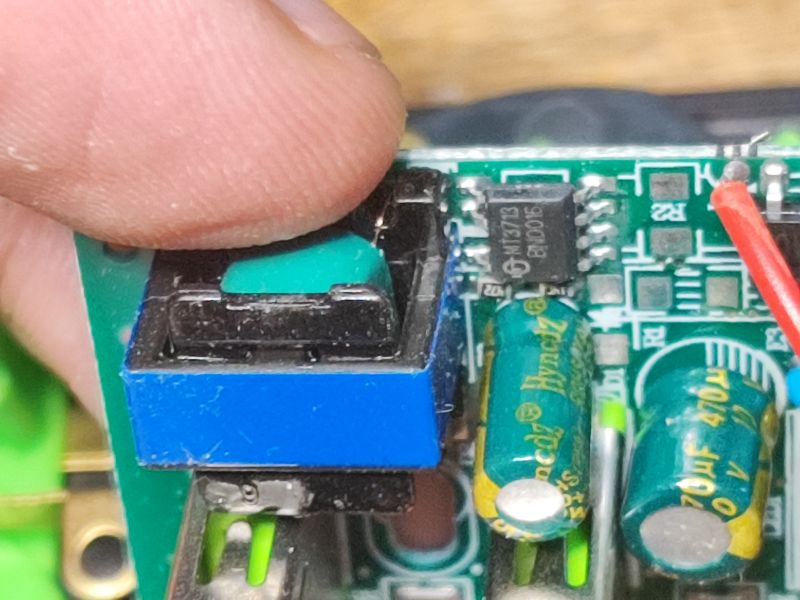 Przedłużacz/listwa 2m 4 gniazda i 3 USB za 35 zł o tajemniczej wydajności prądowej