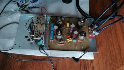 Widok na lampowy przedwzmacniacz korekcyjny RIAA z elementami elektronicznymi na metalowej obudowie.