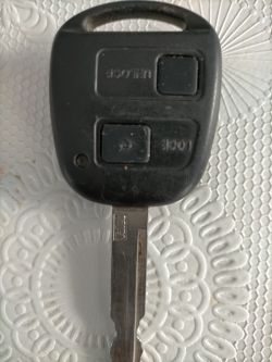 Kodowanie pilota centralnego zamka w Toyota Yaris D4D 2008 po wymianie baterii