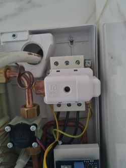 Jak podłączyć podgrzewacz wody Kospel 27kW? Nie wiem, gdzie jest zacisk PE.