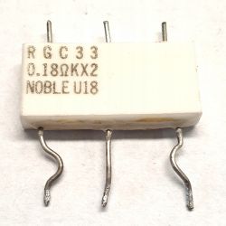Rezystor ceramiczny z oznaczeniami RGC33, 0.18ΩKX2, NOBLE U18.
