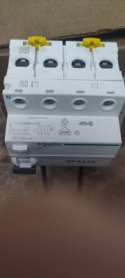 Wyłącznik różnicowoprądowy Schneider Electric QF423A z widocznymi oznaczeniami i zaciskami