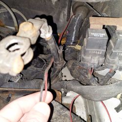 Nieznane kable pod akumulatorem w Chrysler Grand Voyager 2009