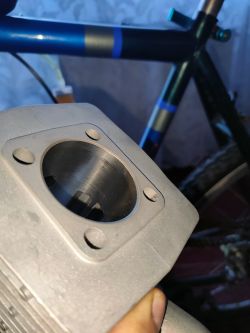 Wnętrze cylindry silnika z widocznymi kanałami i gładką powierzchnią