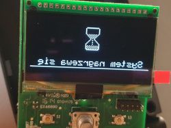 Große, nach J4reks Entwurf aufgebaute Leiterplatte mit elektronischen Bauteilen und angeschlossenem OLED-Display.