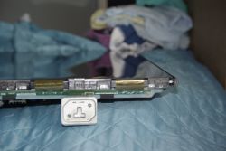Hisense 65U6NQ - pionowe pasy i żółty proszek przy matrycy, zalanie czy COF?