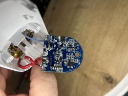 Nahaufnahme der GreenSun WiFi-Steckdosenplatine mit roten und blauen Kabeln