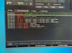 Zrzut ekranu programu OpenBuilds CONTROL z logiem aktualizacji i portów USB.