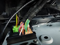 Widok złącza okablowania za radiem samochodowym w Audi A4 B7