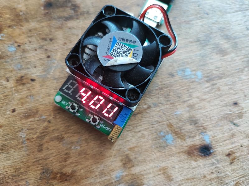 Sztuczne obciążenie zasilacza, pokazujące napięcie 4.00V