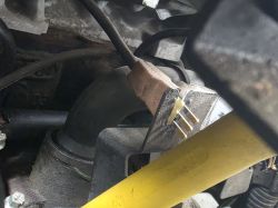 Jak naprawić wtyczkę czujnika silnika - resztki plastiku we wtyczce żeńskiej?