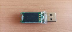 Odsłonięta płytka drukowana pendrive’a USB na drewnianym blacie