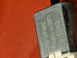 Zbliżenie na oznaczenie modelu silnika 150-2AP1001C na czarnej obudowie z białym złączem