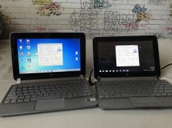 Dwa laptopy HP Mini 210 na stole, jeden z widocznym pulpitłem Windows i uruchomionym programem CPU-Z, drugi także z programem CPU-Z na ekranie.