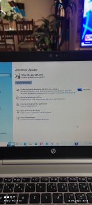 Ekran laptopa z wyświetlonym oknem Windows Update informującym o aktualnym stanie systemu