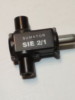 Czarny rozdzielacz z napisem 