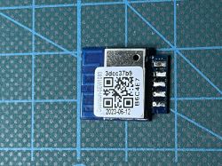 GreenSun-SEW1080 Wi-Fi-Modul mit Etikett und QR-Code auf Messgitter