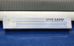 Pudełko z lampą UV-C na stole.
